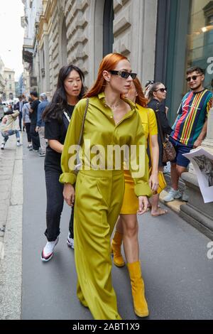 Milano, Italia - 18 settembre 2019: Donna con giallo verde maglietta e pantaloni e occhiali da sole Gucci a piedi prima di Calcaterra fashion show, Milano Fashi Foto Stock