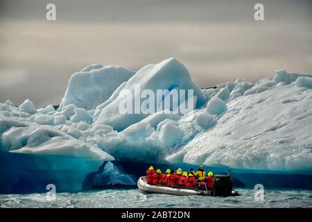 L'Europa, a sud-ovest della Groenlandia, Brede fiordo, iceberg con turisti Foto Stock