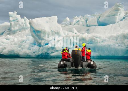 L'Europa, a sud-ovest della Groenlandia, Brede fiordo, iceberg con turisti Foto Stock