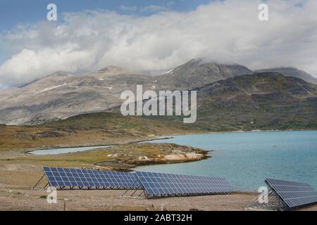 L'Europa, a sud-ovest della Groenlandia, Igaliku, scenario nel fiordo con pannelli solari Foto Stock