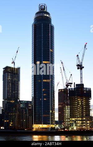 St Georges Wharf a Vauxhall oltre il Tamigi all'alba Foto Stock