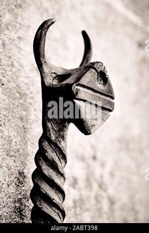 Rinascimento decorativo del ferro battuto demoniaco cornuto diavolo come capo dettaglio sull'architettura toscana facciate di Pienza, Val d'Orcia Toscana B/W Foto Stock