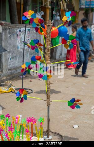 La vendita del fornitore di materia plastica colorata mulino a vento sulla Indian festival tempio Foto Stock