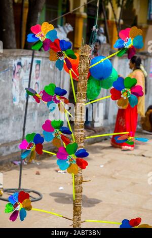 La vendita del fornitore di materia plastica colorata mulino a vento sulla Indian festival tempio Foto Stock