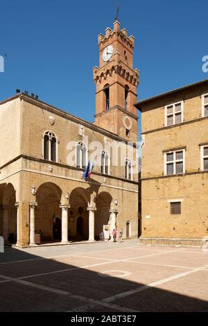 La Loggia e il campanile a torre del Palazzo Comunale nella storica piazza centrale dell'UNESCO città sulla collina di Pienza, Toscana, Italia Europa Foto Stock