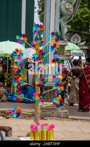 La vendita del fornitore di materia plastica colorata mulino a vento sulla Indian festival tempio Foto Stock