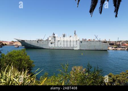 HMAS Canberra (LO2), ammiraglia della Royal Australian Navy, ormeggiata a Potts Point, Sydney Harbour, Sydney Australia Foto Stock