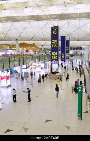 Aeroporto di Hong Kong - persone nei principali terminal internazionale (terminale 1); l'aeroporto internazionale di Hong kong, o aeroporto Chek Lap Kok di Hong Kong Asia Foto Stock