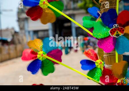 La vendita del fornitore di materia plastica colorata mulino a vento sulla Indian festival tempio Foto Stock