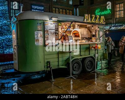 Pizzeria mobile sulla posizione in York durante il 2019 Mercatino di Natale Foto Stock