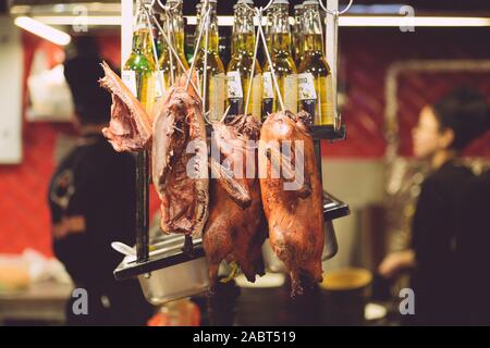 Anatra di Pechino nella vetrina di un negozio. Pechino anatra cinese si sta preparando a cucinare. Cinesi e cucina asiatica. Foto Stock