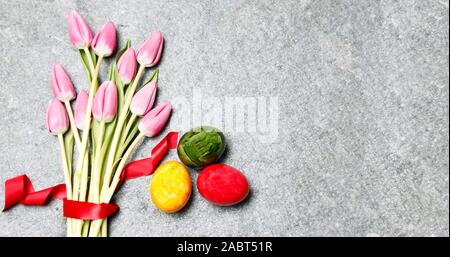 Pasqua, Tulipani Bouquet e uova colorate Foto Stock