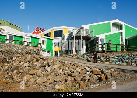 L'Europa, a sud-ovest della Groenlandia, Maniitsoq, nuovo vivaio e Village Hall Foto Stock