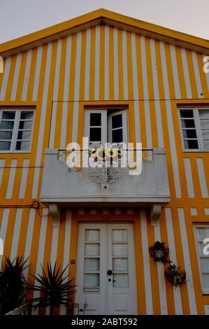 Bel colore giallo e la facciata bianca in Costa Nova, Portogallo Foto Stock