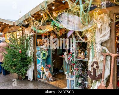 Unico e stravagante stallo regalo al 2019 Mercatino di Natale a Chatsworth House Foto Stock