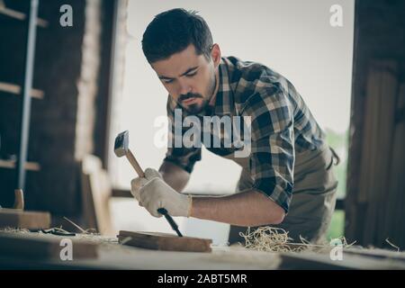 Ritratto di sua egli bello concentrato attraente professionista esperto guy designer specialista di creazione del progetto start-up nuova casa moderna casa Foto Stock