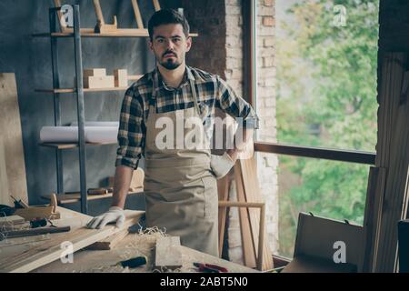 Ritratto di sua egli bella attraente barbuto serio successo certi lavoratori autonomi guy specialista esperto di lavoro a casa studio Fabbricazione a Foto Stock