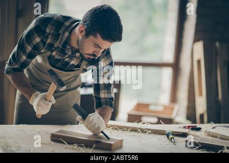 Ritratto di sua egli bella attraente focalizzata professionista esperto guy esperto specialista creazione del progetto start-up nuova casa moderna casa di design Foto Stock