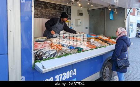 Pescivendolo van stallo con un display di pesce fresco in Staines-Upon-Thames Mercato, High Street, Staines, una città in Spelthorne, Surrey, SE Inghilterra, Regno Unito Foto Stock