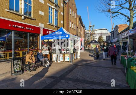 Guardare e riparazione hardware in stallo Staines-Upon-Thames nel mercato High Street, Staines, una città in Spelthorne, Surrey, sud-est dell'Inghilterra, Regno Unito Foto Stock