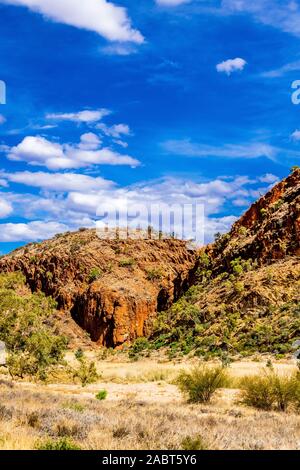 Glen Helen Gorge nella Catena Montuosa di West MacDonnell è un esempio della bellezza mozzafiato dell'outback australiano. Territorio del Nord, l'Australia. Foto Stock