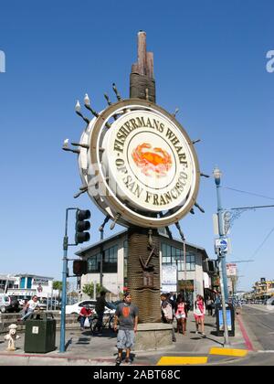 Persone e segno di Fisherman's Wharf di San Francisco, California, Stati Uniti d'America Foto Stock
