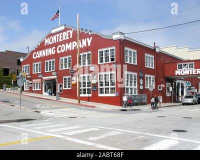 Cannery Row con le sardine di Monterey Canning Company, Monterey, California, Stati Uniti d'America Foto Stock