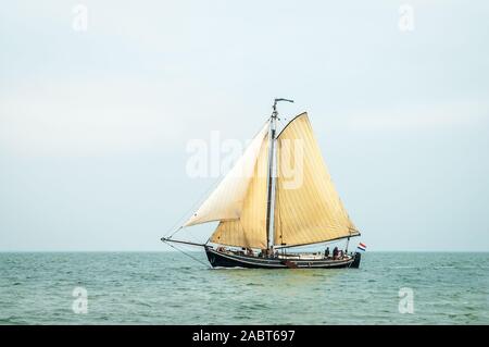 Tradizionale olandese imbarcazioni a vela in legno barca a vela sul mare di Wadden, Paesi Bassi Foto Stock