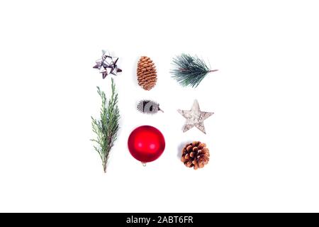 Composizione di Natale isolato su sfondo bianco. Rami di conifere, gypsophila fiori, pigna. Appartamento laico, vista dall'alto, spazio di copia Foto Stock