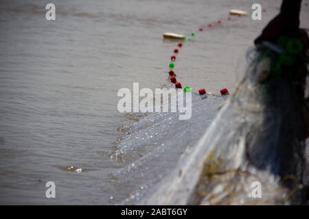 Pescatore tradizionale nel fiume Irrawaddy vicino a Bagan, Myanmar. Foto Stock