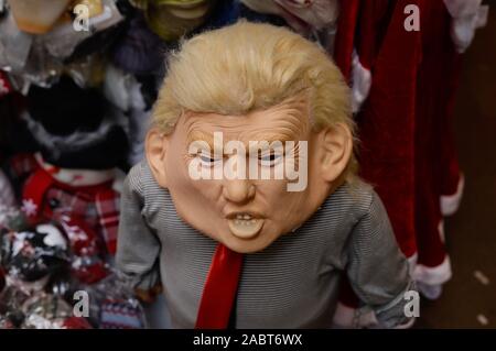 Hong Kong, Cina. 28 Nov, 2019. Maschera di Halloween del Presidente americano Donald Trump è ancora in vendita su strada venditore in Hong Kong dopo l'Halloween è oltre.con il presidente USA la firma di HONG KONG DI DIRITTI UMANI E DEMOCRAZIA ACT, la legge hanno ufficialmente venite ad un effetto, popolarità e supporto per Donald Trump tra Hong Kongers sono aumentati a causa della sua decisione finale di firmare il disegno di legge.( File foto ) Nov-29, 2019 Hong Kong.ZUMA/Liau Chung-ren Credito: Liau Chung-ren/ZUMA filo/Alamy Live News Foto Stock