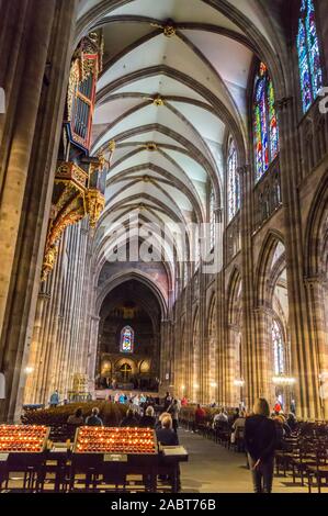 Interno della cattedrale di Notre Dame, Strasburgo, Alsazia, Grand Est, Francia Foto Stock