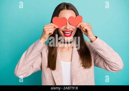 Close-up verticale di Nizza attraente bella Allegro vivace straight-ragazza dai capelli chiudendo gli occhi con piccoli cuori isolati su bright vivid shine Foto Stock