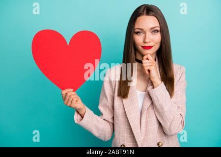 Close-up verticale di Nizza attraente pacifica affascinante straight-ragazza dai capelli tenendo in mano grande grande cuore isolato di medicina in bright vivid shine Foto Stock