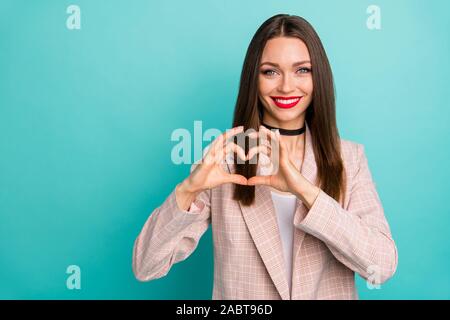 Close-up verticale di Nizza attraente bella abbastanza amabile Allegro vivace straight-ragazza dai capelli che mostra il cuore simbolo segno isolato in bright vivid Foto Stock