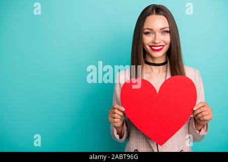 Close-up verticale di Nizza attraente bella affascinante carino Allegro vivace straight-ragazza dai capelli tenendo in mano un grande cuore simbolo isolato sul luminoso Foto Stock