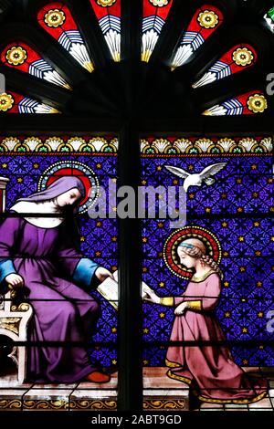 Nantua abbey. Sant'Anna con un neonato Vergine Maria. Finestra di vetro colorato. Nantua. La Francia. Foto Stock