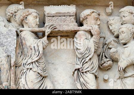 Abbazia di Fleury è uno dei più celebri monasteri benedettini. Le reliquie di San Benedetto da Norcia. Portale nord. Saint Benoit sur Loire. La Francia. Foto Stock