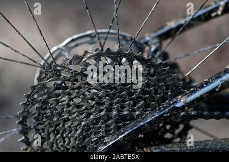 Close up di mountain bike e della catena di ingranaggi. La Francia. Foto Stock