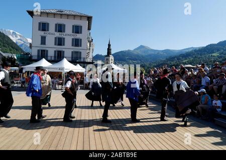 Saint-Gervais folk spettacolo di strada con la Chamoschire. La Francia. Foto Stock