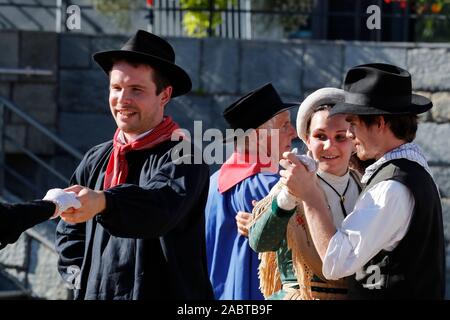 Saint-Gervais folk spettacolo di strada con la Chamoschire. La Francia. Foto Stock