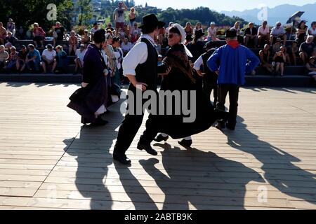 Saint-Gervais folk spettacolo di strada con la Chamoschire. La Francia. Foto Stock