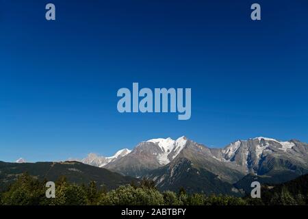 Il paesaggio delle Alpi Francesi in estate. Massiccio del Monte Bianco e Saint Nicolas de Veroce village. La Francia. Foto Stock