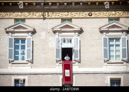 Papa Francesco offre la sua benedizione durante l Angelus del mezzogiorno la preghiera in Piazza San Pietro. Città del Vaticano. Foto Stock