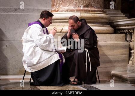 Penitenzieria padri confessare i fedeli durante la celebrazione della Penitenza nella Basilica di San Pietro in Vaticano. Foto Stock