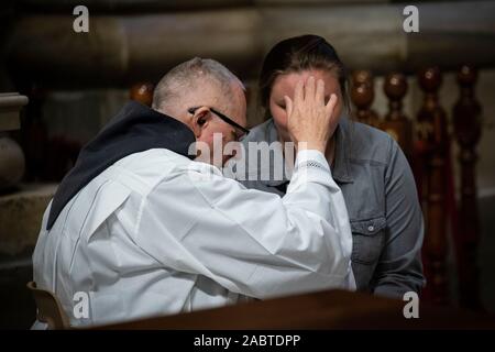 Penitenzieria padri confessare i fedeli durante la celebrazione della Penitenza nella Basilica di San Pietro in Vaticano. Foto Stock