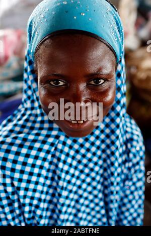 Donna musulmana indossando il tradizionale abbigliamento arabo hijab. Il Togo. Foto Stock