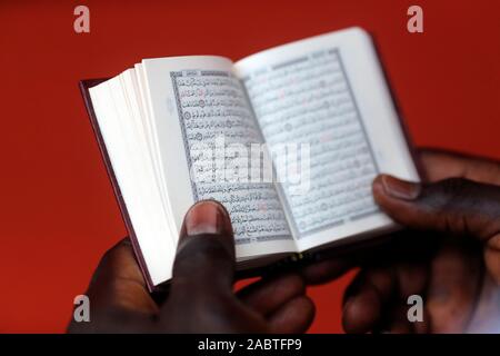 Musulmani africani uomo la lettura del Corano. Close-up sulle mani. Il Togo. Foto Stock
