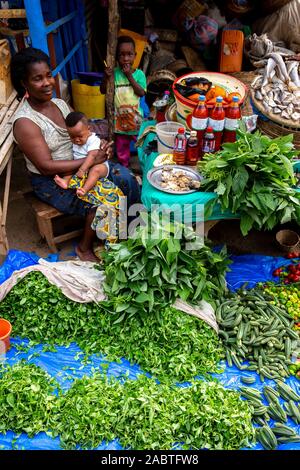 Donna vendita di verdure al mercato Kpalime, Togo. Foto Stock