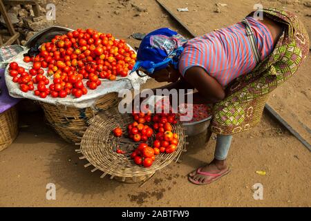 Donna vendita di verdure al mercato Kpalime, Togo. Foto Stock